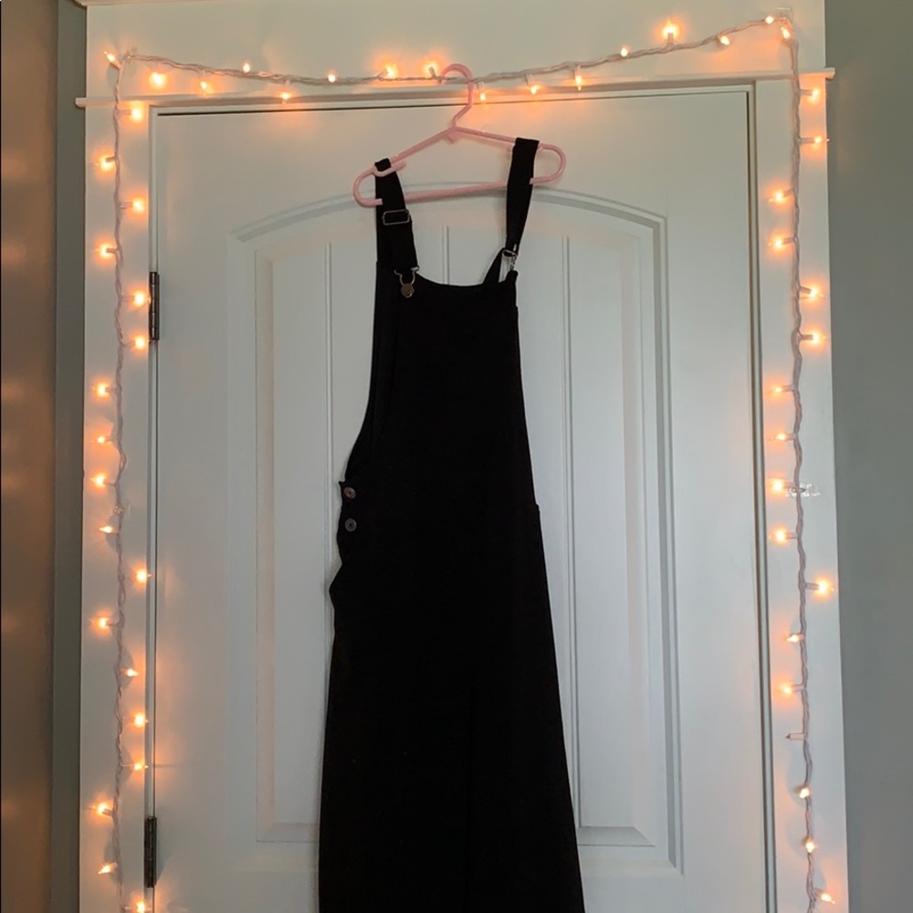 black overall loose legs, front pocket, adjustable